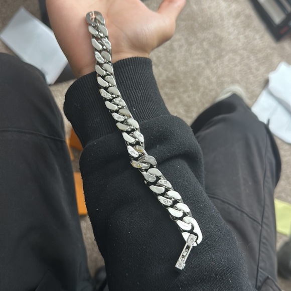 LV Cuban Chain Link Bracelet - Picture 7 of 7